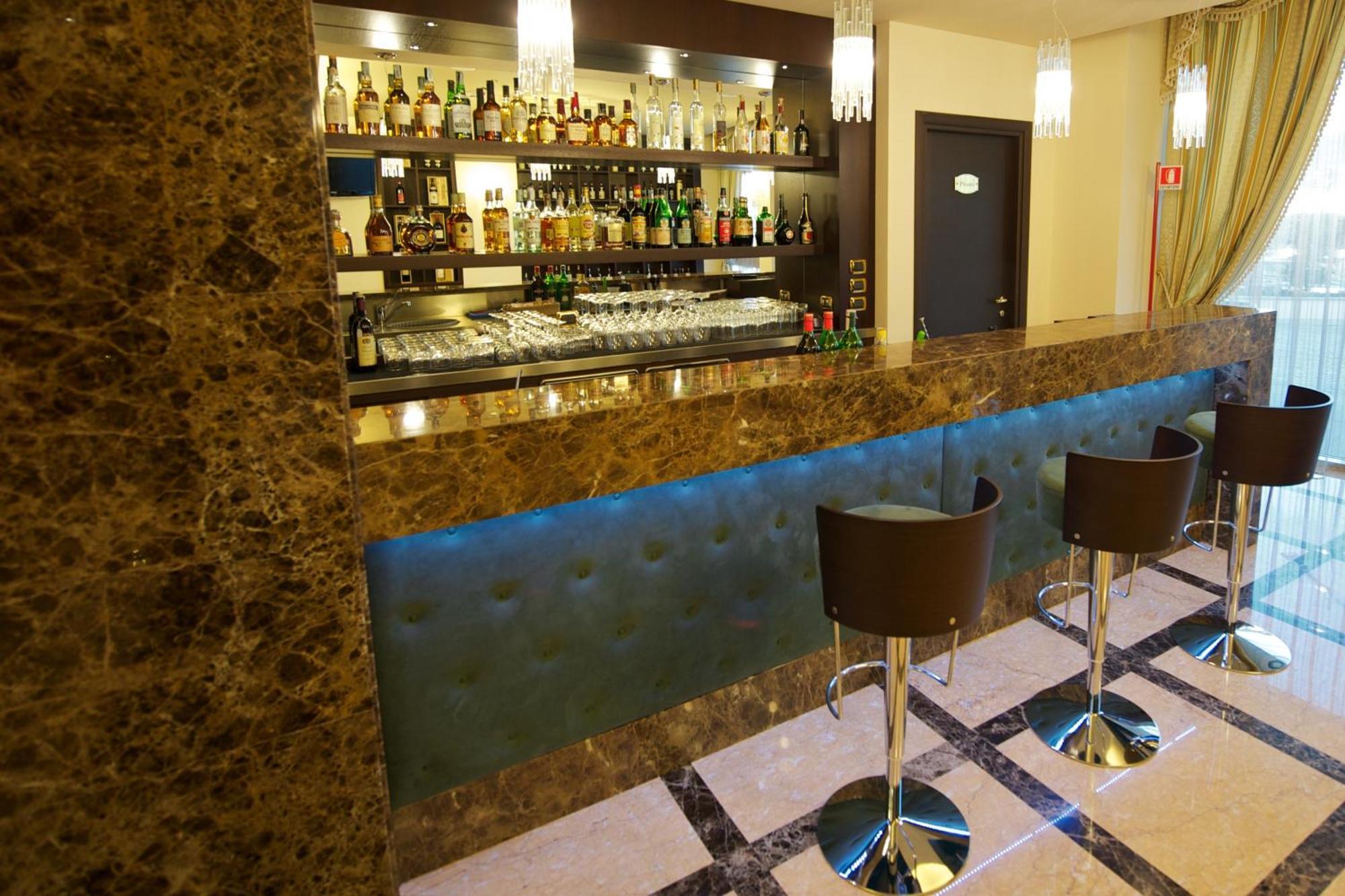 Hotel Calissano Алба Екстериор снимка