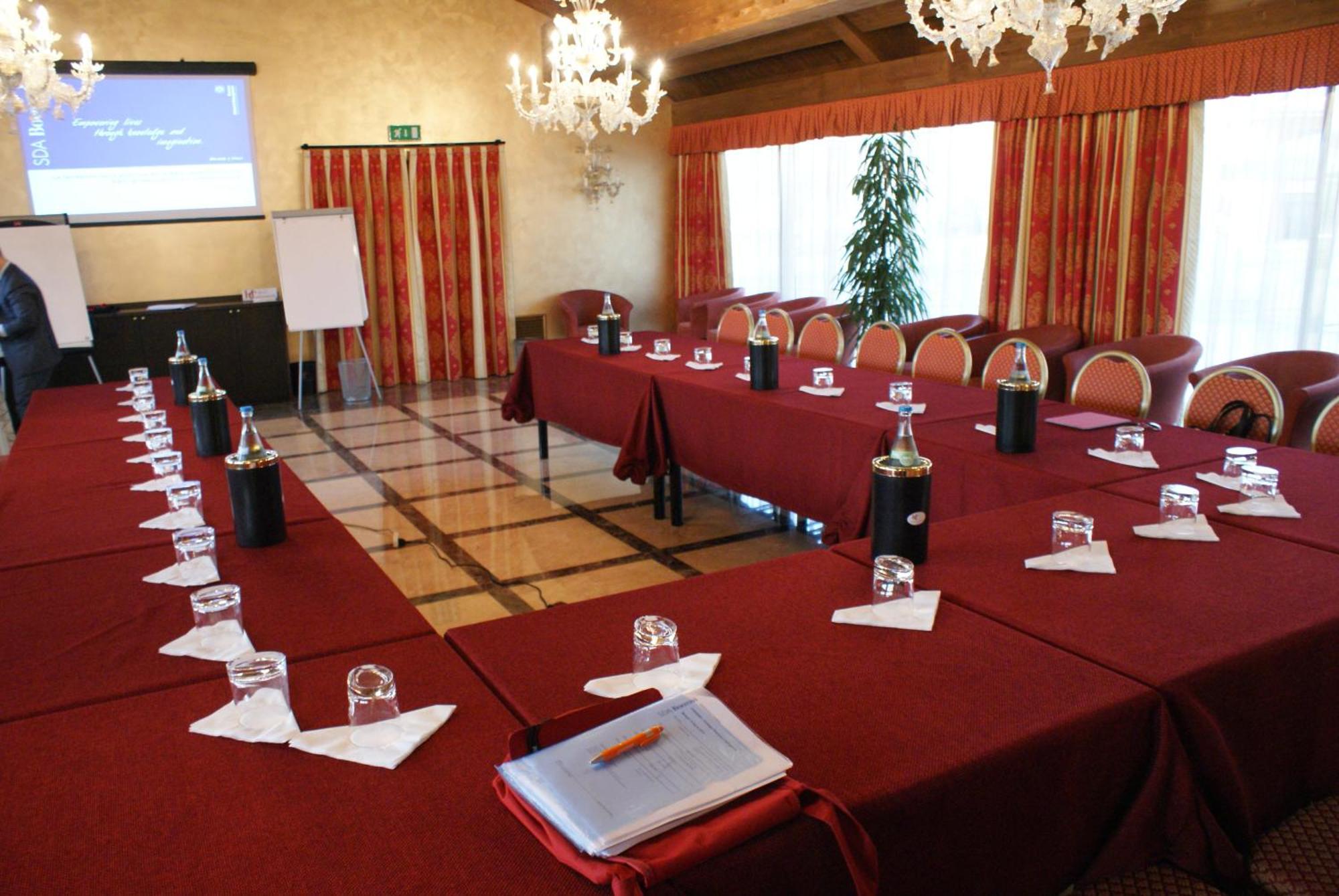 Hotel Calissano Алба Екстериор снимка