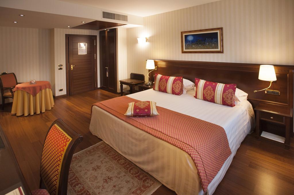 Hotel Calissano Алба Екстериор снимка