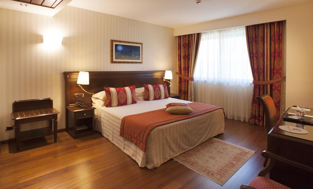 Hotel Calissano Алба Екстериор снимка