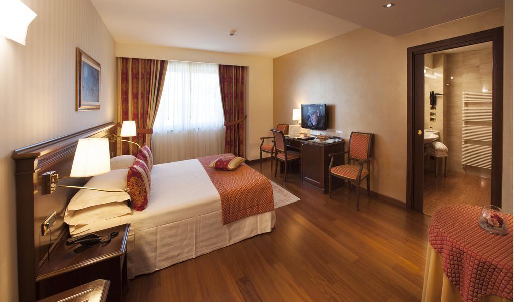 Hotel Calissano Алба Екстериор снимка