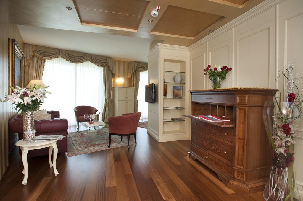 Hotel Calissano Алба Екстериор снимка