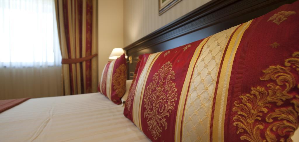 Hotel Calissano Алба Екстериор снимка