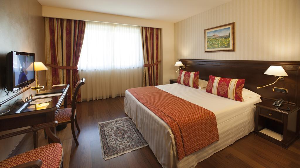 Hotel Calissano Алба Екстериор снимка