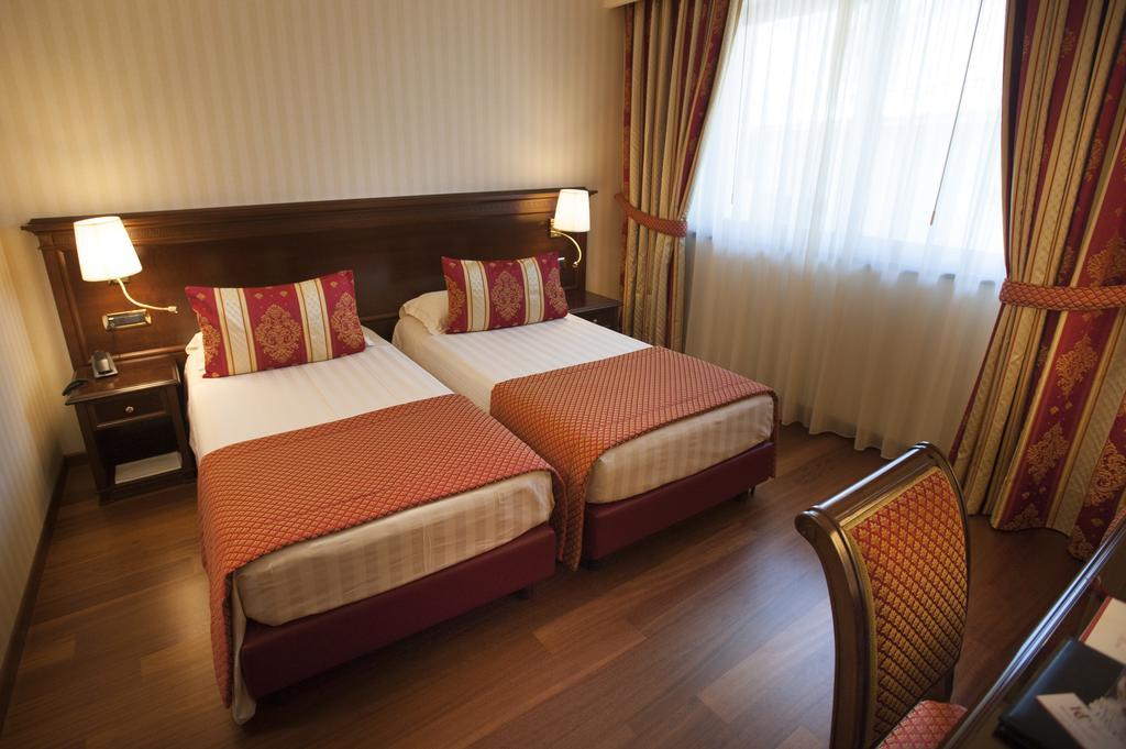 Hotel Calissano Алба Екстериор снимка