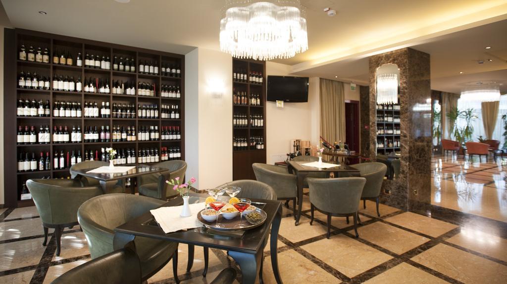Hotel Calissano Алба Екстериор снимка