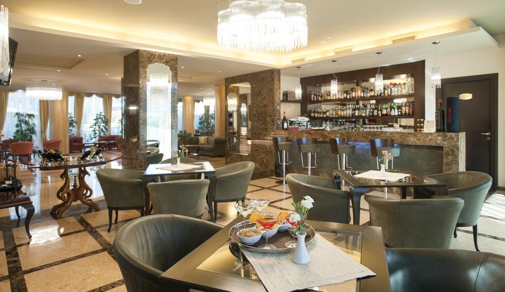 Hotel Calissano Алба Екстериор снимка