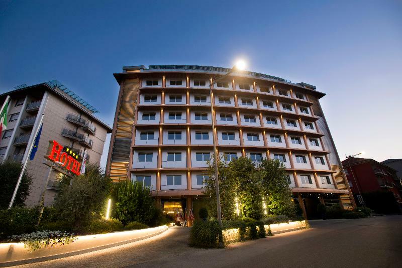 Hotel Calissano Алба Екстериор снимка