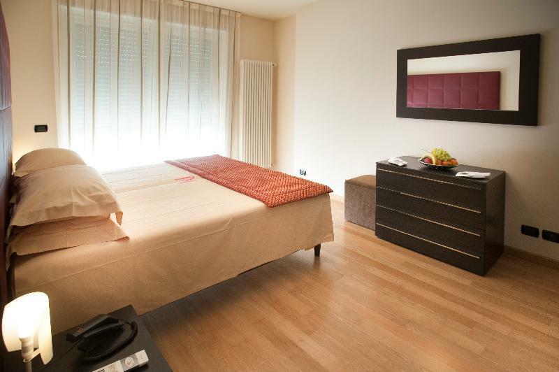 Hotel Calissano Алба Екстериор снимка