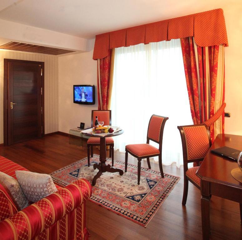 Hotel Calissano Алба Екстериор снимка