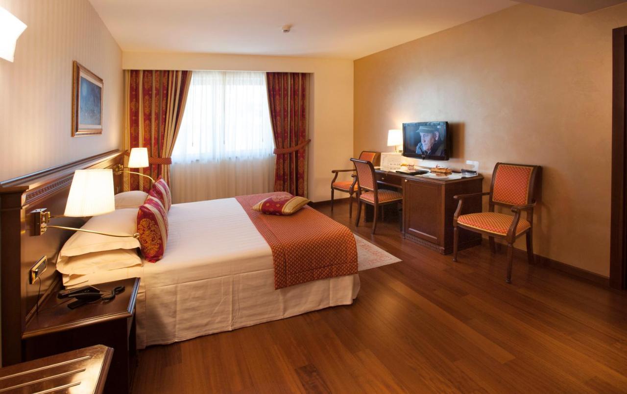 Hotel Calissano Алба Екстериор снимка