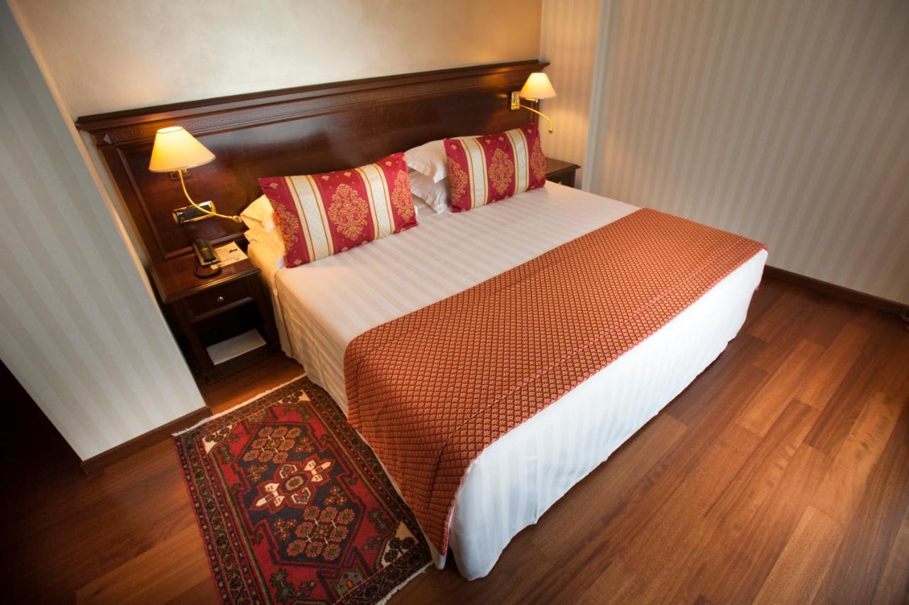 Hotel Calissano Алба Екстериор снимка